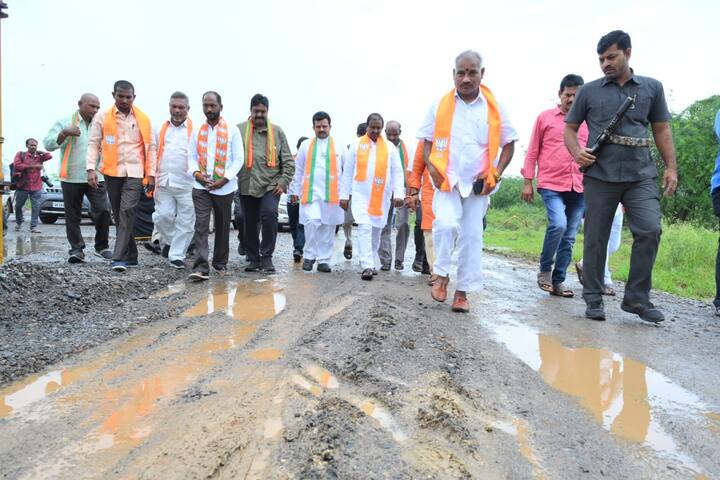 రాజధాని ప్రాంతంలో రోడ్లు అధ్వాన్న స్థితిపై మండిపాటు