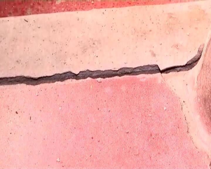 সকালে ঘুম থেকে উঠে উঠে গৃহবধূ দেখলেন পায়ের তলার মেঝেতে বিরাট চিড়। বড় ফাটল মাথার উপরেও। এক প্রকার পায়ের তলা থেকে মাটি সরে যাওয়ার মতোই অনুভূতি।
