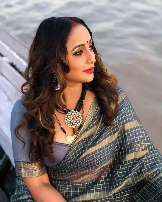 ખાસ વાત છે કે, કરવા ચોથના દિવસે રાની ચેટર્જીએ પોતાના ફેન્સને આ સ્પેશ્યલ દિવસની શુભકામનાઓ આપી અને સાડીમાં દુલ્હન રૂપે દેખાઇ હતી.