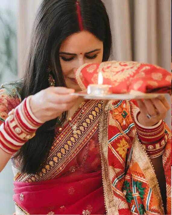 হাত ভরে রয়েছে চূড়ায়। সিঁথি ভর্তি সিঁদুর। দুটি ছবিতে একা ক্যাটরিনা।