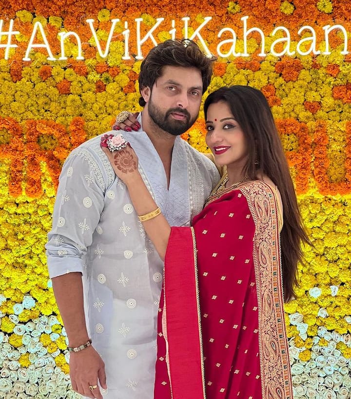 मोनालिसा ने इन तस्वीरों को इंस्टा पर शेयर करते हुए कैप्शन में लिखा कि- हैप्पी करवा चौथ...चांद का इंतजार करते-करते कुछ पिक्स लेना तो बनता ही है...