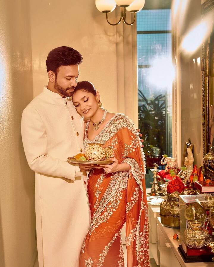 टीव्ही इंडस्ट्रीशी संबंधित स्टार्सही हा सण मोठ्या उत्साहात साजरा केला. टीव्ही अभिनेत्री अंकिता लोखंडेने देखील यावर्षी प्रथमच करवा चौथ उपवास केला होता.(फोटो सौजन्य:lokhandeankita/इंस्टाग्राम)