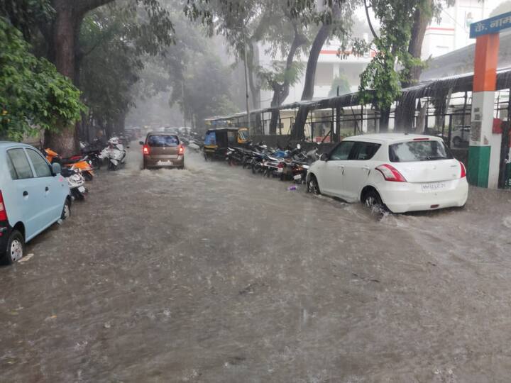 पुण्यात मुसळधार पावासाने हजेरी लावली आहे. मागील दीड तासापासून संततधार पाऊस सुरु आहे.