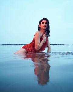 PHOTO: लाल छड़ी, मैदान खड़ी...कनिका मानचा बोल्ड लूक!