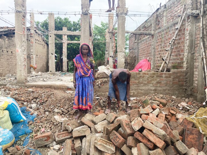 Bihar Flood Update: भागलपुर में गंगा नदी उफान पर, कई घर विलीन, अपने ही हाथों से खुद का आशियाना तोड़ रहे ग्रामीण