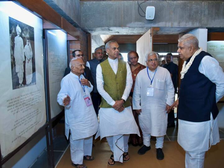 अहमदाबाद के गांधी आश्रम में लगी महात्मा गांधी की तस्वीरों को देखते जगदीप धनखड़.