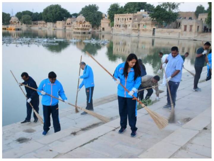हाथों में मेहंदी लगाए टीना डाबी अपनी ड्यूटी निभाती भी नजऱ आईं. उन्होंने हाथों में झाडू लेकर जैसलमेर में स्वच्छता अभियान की शुरुआत की.