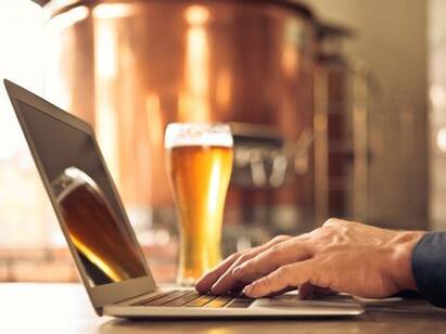 Work From a Pub gets trendy in Uk Work From a Pub: ”மச்சி ஒரு பீர் சொல்லேன்” ட்ரெண்டாகி வரும் Work from Pub கலாச்சாரம்..