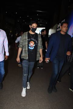 मुंबई एयरपोर्ट से बाहर निकलते हुए स्पॉट हुए Aryan Khan, ऑलिव ग्रीन शर्ट में बेहद डैशिंग लगे किंग खान के बेटे,  देखें Pics