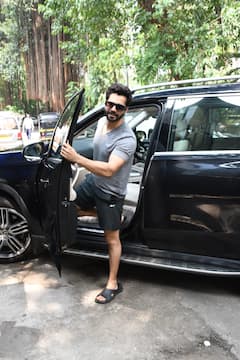 ऑटो रिक्शा में Varun Dhawan को देख चौंक गए फैंस, जानिए किस मजबूरी में छोड़ी लग्जरी कार