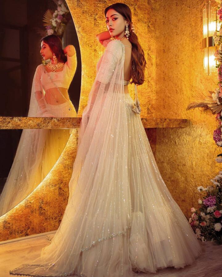 మెగా హీరోలతో వరసగా '' నా పేరు సూర్య'', ''అజ్ఞాతవాసి'' లో నటించినా అవి సక్సెస్ కాకపోవడంతో నిరాశకు గురైంది. ఆ తర్వాత ` ఆర్.ఎక్స్ 100` ఫేమ్ అజయ్ భూపతి తెరకెక్కించిన `మహా సముద్రం`, `అల్లుడు అదుర్స్` సినిమాల్లో నటించినా అవికూడా విజయాన్నందించలేదు.