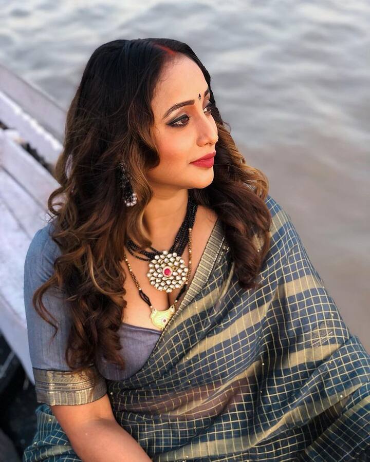 इन तस्वीरों को अपने इंस्टाग्राम पर पोस्ट करते हुए रानी चटर्जी ने कैप्शन में लिखा- हुस्न हाजिर है...