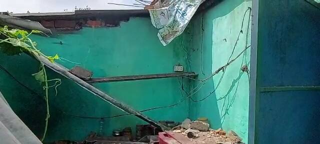 आज सुबह 5 बजे के करीब जिले में भूकंप आया. भूकंप के झटके से कटगोडी गांव में एक ग्रामीण का आशियाना उजड़ गया. ग्रामीणों का कहना है कि घर गिरने की वजह एसईसीएल खदान प्रबंधन की रोजाना ब्लास्टिंग है.