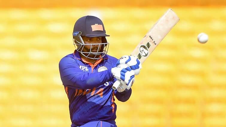 SMAT 2022: Prithvi Shaw smashes first T20 hundred Cheteshwar Pujara scores fiery fifty SMAT 2022: ঝোড়ো শতরানে মুম্বইকে জেতালেন পৃথ্বী, দেখা মিলল 'অচেনা' পূজারার