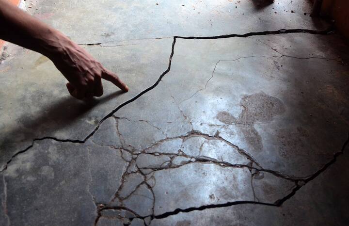 Bowbazar House Crack: ফিরল তিনবছর আগের স্মৃতি। বউবাজারের দুর্গাপিতুরি, স্যাঁকড়াপাড়ার পর এবার মদন দত্ত লেনের ১০টি বাড়িতে ফাটল। আতঙ্কে রাস্তায় মানুষ।