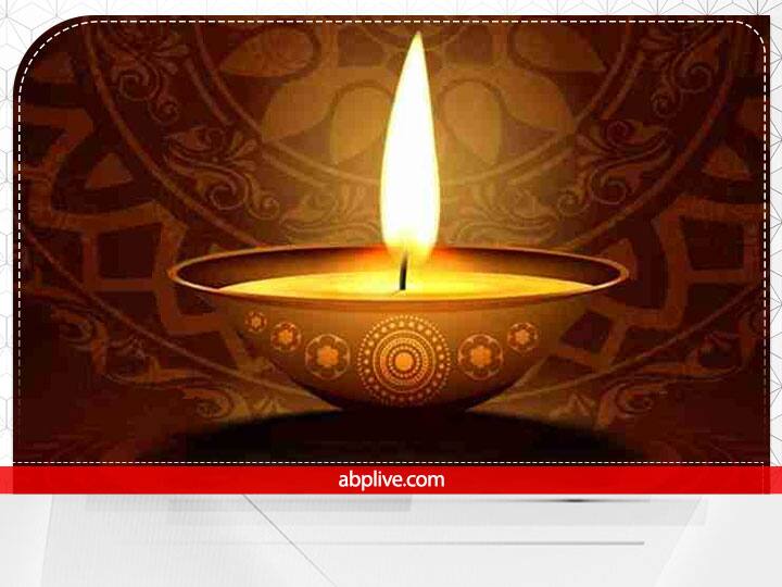दिवाली के दिन मंदिर में दिया जलाने के बाद सबसे पहले घर के पूजा मंदिर में भगवान के सामने एक दीपक जलाएं. पूजा अगर ईशान कोण में है तो वहां दिया जलाने से शुभ परिणाम मिलते हैं.
