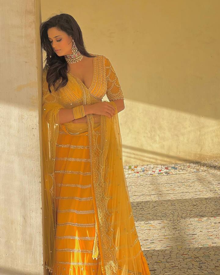 ਅਭਿਨੇਤਰੀ ਨੇ ਇਸ ਦੇ ਨਾਲ ਡੂੰਘੇ ਗਰਦਨ ਦਾ ਡਿਜ਼ਾਈਨਰ ਬਲਾਊਜ਼ ਪਾਇਆ ਹੋਇਆ ਸੀ।