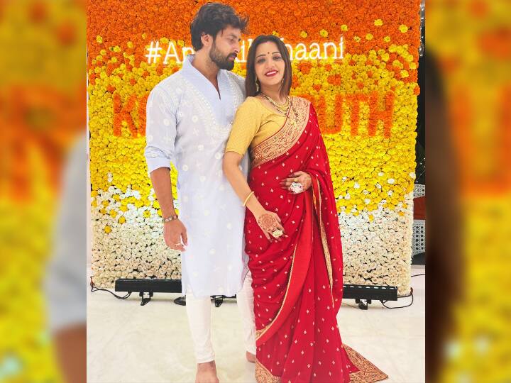 मोनालिसा ने करवा चौथ पर सुर्ख लाल जोड़ा पहना है. लाल जोड़े में ये तस्वीर काफी खूबसूरत दिख रही है. वहीं विक्रांत ने कुर्ता पहना है. दोनों की जोड़ी काफी बेहतरीन मानी जाती है.