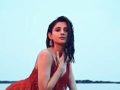 PHOTO: लाल छड़ी, मैदान खड़ी...कनिका मानचा बोल्ड लूक!