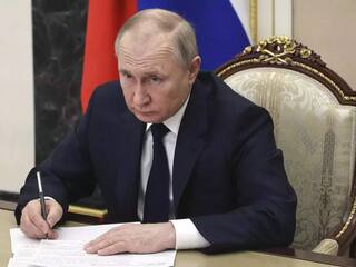 Ukraine War : உக்ரைன் மீது புதிதாக தாக்குதல்களை நடத்த வேண்டாம்..! புதினின் உத்தரவின் பின்னணி என்ன..?