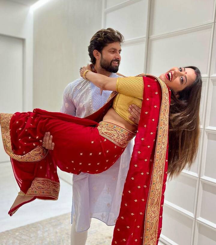 शेयर की गई तस्वीरों में मोनालिसा अपने पति पर बेशुमार प्यार लुटाती नजर आ रही हैं. कुछ तस्वीरों में मोनालिसा उन्हें निहारती दिख रही हैं, इन्हीं में से एक तस्वीर में पति विक्रांत उन्हें गोद में उठाए नजर आ रहे हैं.