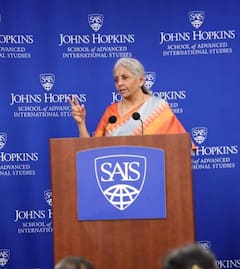 वित्त मंत्री निर्मला सीतारमण ने जताया भरोसा, भारत वैश्विक संकट से बाहर निकलने में होगा कामयाब