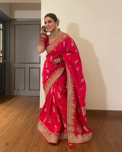 मेहंदी लगाए...हाथों में चूड़ा सजाए, पहले करवाचौथ पर श्रद्धा आर्या ने किए सोलह श्रृंगार, देखें तस्वीरें