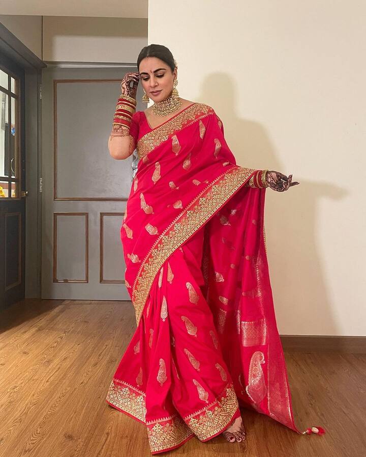 करवा चौथ पर श्रद्धा अलग-अलग लुक में नजर आईं, पूजा के लिए एक्ट्रेस ने बनारसी साड़ी पहनी और सोलह श्रृंगार कर तैयार हुईं.