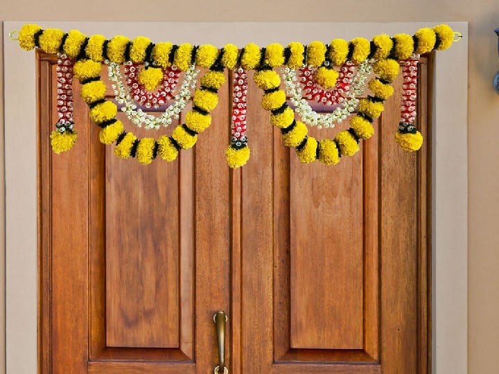 बंधनवार - तोरण को बंधनवार भी कहा जाता है. दिवाली पर बंधनवार न सिर्फ घर की शोभा बढ़ाता है बल्कि इससे मुख्य द्वार पर होने से घर में नकारात्मक शक्तियां प्रवेश नहीं कर पाती. बंधनवार गेंदे के फूल और आम या अशोक के पत्तों से मिलाकर बनाना चाहिए. इसके बिना दिवाली की सजावट अधूरी लगती है.