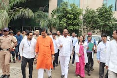 PHOTO: पालकमंत्री शासकीय रुग्णालयाच्या पाहणी दौऱ्यावर आले अन् दातांचे उपचारही करून गेले