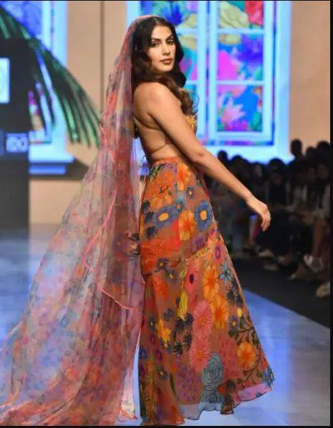 Rhea Chakraborty PHOTO: તાજેતરમાં બોલિવૂડ એક્ટ્રેસ રિયા ચક્રવર્તીની કેટલીક તસવીરો સામે આવી છે. જેમાં એક ફેશનવીકમાં તેમણે હાજરી આપી હતી.
