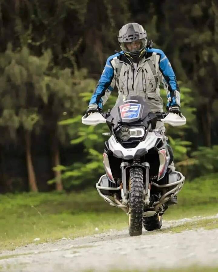 சில நாட்களாக இவர் பைக் ஓட்டும் புகைப்படங்கள் இணையத்தில் வைரலாகி வருகிறது