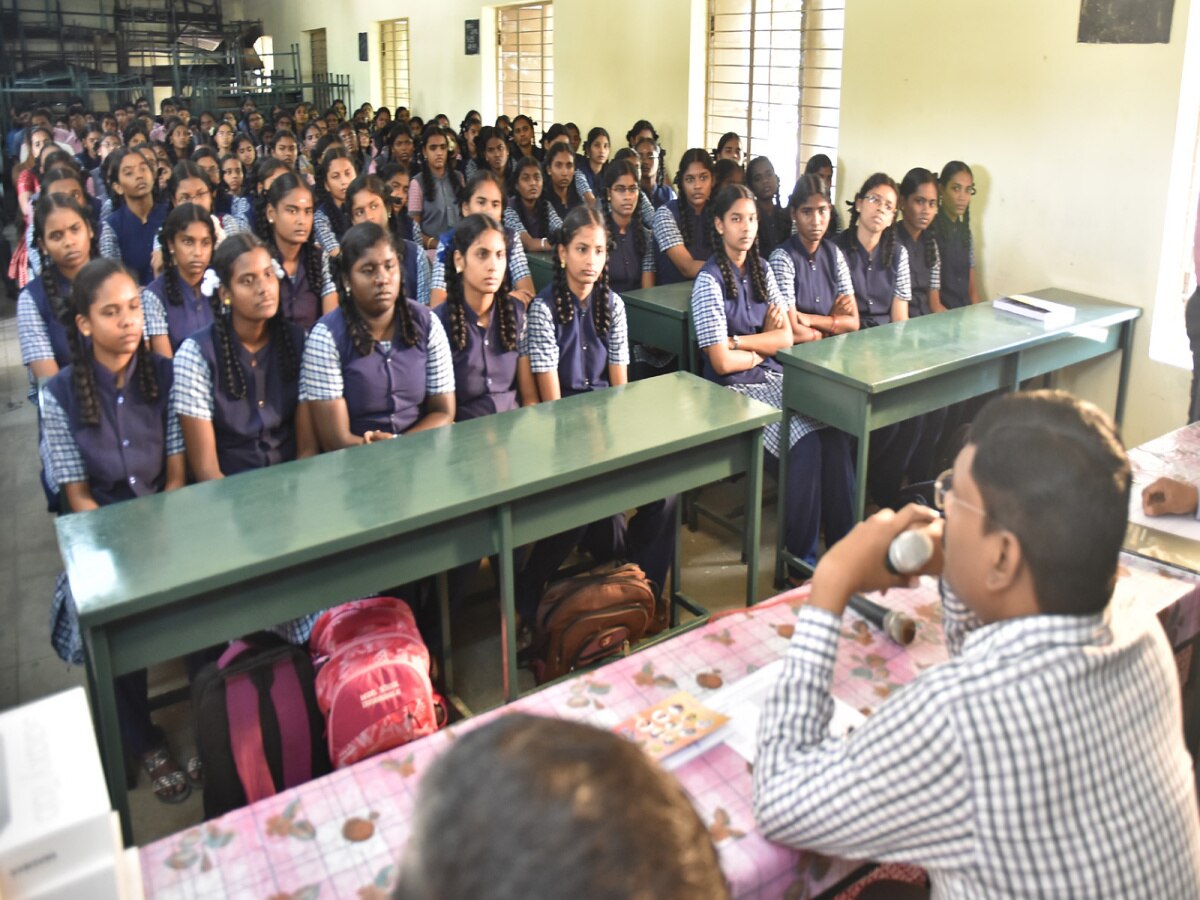 இணைய வழி வகுப்பு பயன்பாட்டுக்காக மாணவர்களுக்கு கையடக்க கணினி - கலெக்டர் வழங்கினார்