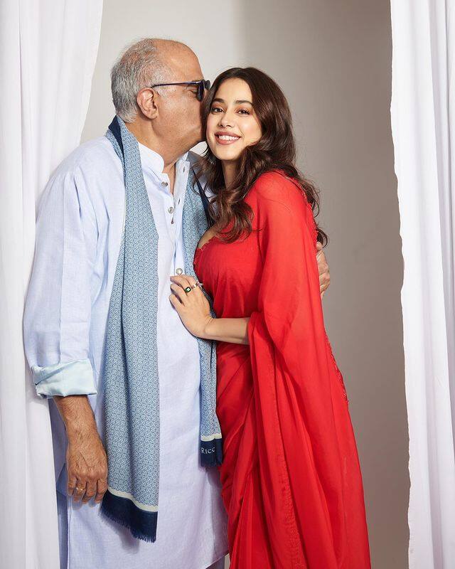 అతిలోక సుందరి శ్రీదేవి పెద్ద కూతురు జాన్వీ కపూర్ హీరోయిన్ గా సినిమాల్లోకి ఎంట్రీ ఇచ్చిన సంగతి తెలిసిందే.(Courtesy : Janhvi Kapoor Instagram)