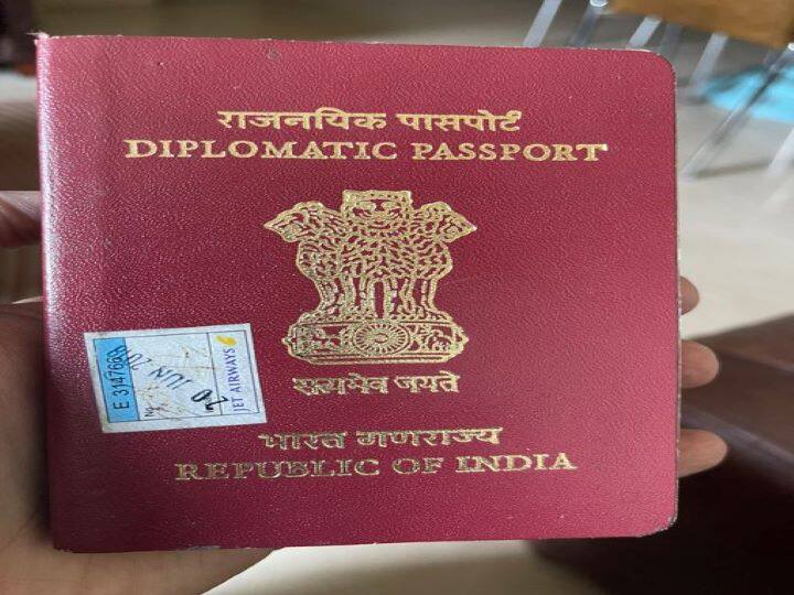 हाई क्वालिटी पासपोर्ट के लिए अलग से ऐप्लीकेशन दी जाती है. इसमें उन्हें विदेशों में एमबेंसी से लेकर यात्रा के दौरान तक कई सुविधाएं दी जाती हैं. साथ ही देशों में जाने के लिए वीजा की जरुरत नहीं पड़ती तो साथ ही इमिज्रेशन भी सामान्य लोगों की तुलना में काफी जल्दी और आसानी से हो जाता है.