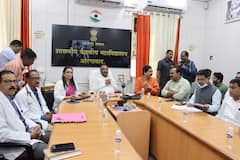 PHOTO: पालकमंत्री शासकीय रुग्णालयाच्या पाहणी दौऱ्यावर आले अन् दातांचे उपचारही करून गेले