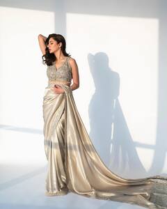 Mahira Khan Pics: हाथ में साड़ी का पल्लू का पकड़ महीरा खान ने क्लिक करवाईं गजब तस्वीरें, एक-एक फोटो से नहीं हटेगी नजर