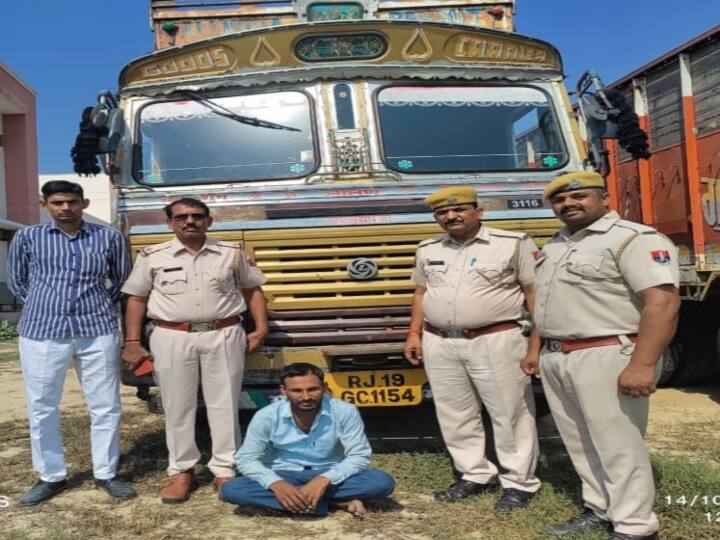 Rajasthan: लकड़ी के बुरादे की आड़ में हो रही थी तस्करी, छापेमारी में ट्रक से 46 लाख रुपये की शराब बरामद Rajasthan Hanumangarh police seized wine Rs 46 lakh worth one smuggler arrested ANN Rajasthan: लकड़ी के बुरादे की आड़ में हो रही थी तस्करी, छापेमारी में ट्रक से 46 लाख रुपये की शराब बरामद