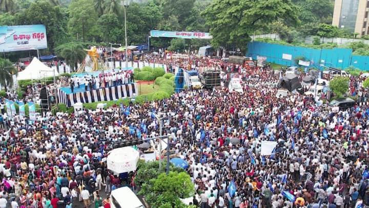 జనసంద్రమైన విశాఖ నగరం