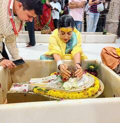 Akshara Singh Photos: बनारस पहुंचीं अक्षरा सिंह, शिवलिंग की पूजा कर एक्ट्रेस ने मांगी भोलेनाथ से मुराद