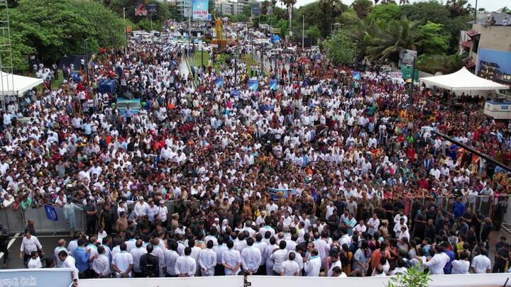 ఎగ్జిక్యూటివ్ రాజధాని కోసం విశాఖ గర్జన పేరుతో వైసీపీ, ఉత్తరాంధ్ర జేఏసీ కలిసి నిర్వహించిన ర్యాలీ జోరు వానలో కొనసాగింది. వర్షం దంచి కొడుతున్నా ర్యాలీకి భారీగా జనం తరలివచ్చారు.
