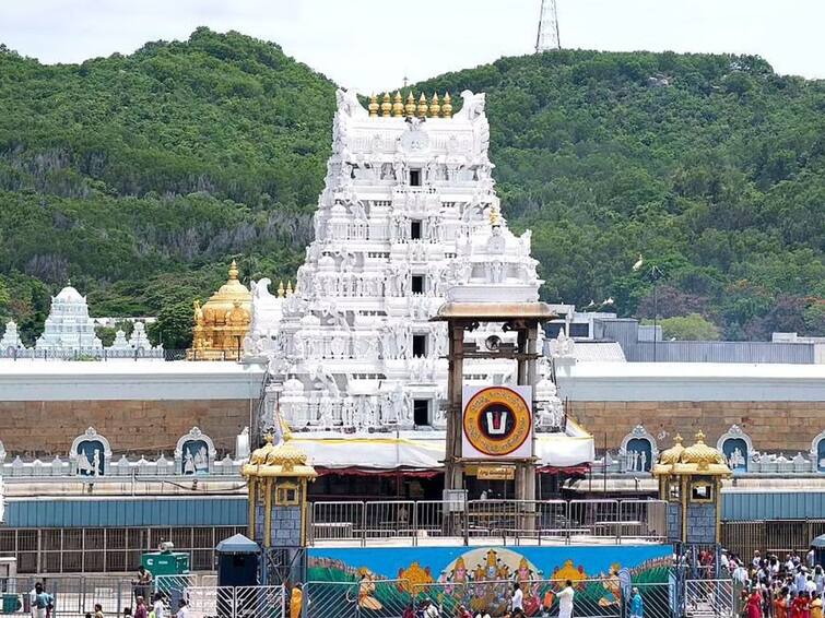 Tirumala News: Devotees Rush gradually decreasing at Tirumala Temple DNN Tirumala Updates: తిరుమలలో తగ్గిన భక్తుల రద్దీ, నిన్న శ్రీవారి ఆదాయం ఎంతంటే