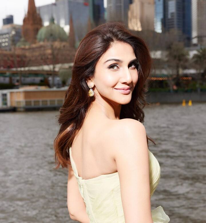 ती दररोज तिचे फोटो शेअर करून चाहत्यांचे लक्ष वेधून घेत आहे. आता पुन्हा वाणीने तिच्या लेटेस्ट फोटोशूटची झलक दाखवली आहे.(फोटो सौजन्य: _vaanikapoor_/इन्टाग्राम)