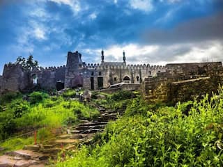 Golconda Fort: मराठा साम्राज्य के इस किले की खूबसूरती में खो जाएंगे आप, सैंकड़ों साल पुराने महल को देखने दूर-दूर से आते हैं लोग