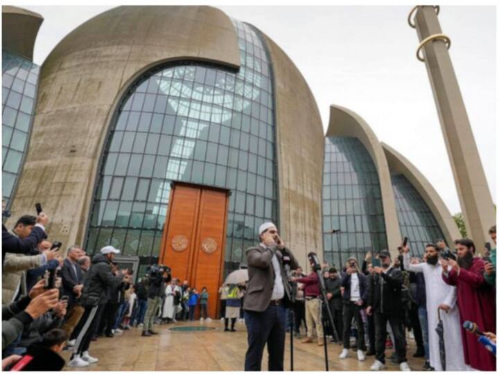 Breaking News Prominent mosque in Germany sounds 1st public call to prayer Germany Mosque: जर्मनी की सबसे बड़ी मस्जिद में पहली बार हुई लाउडस्पीकर के साथ सामूहिक नमाज