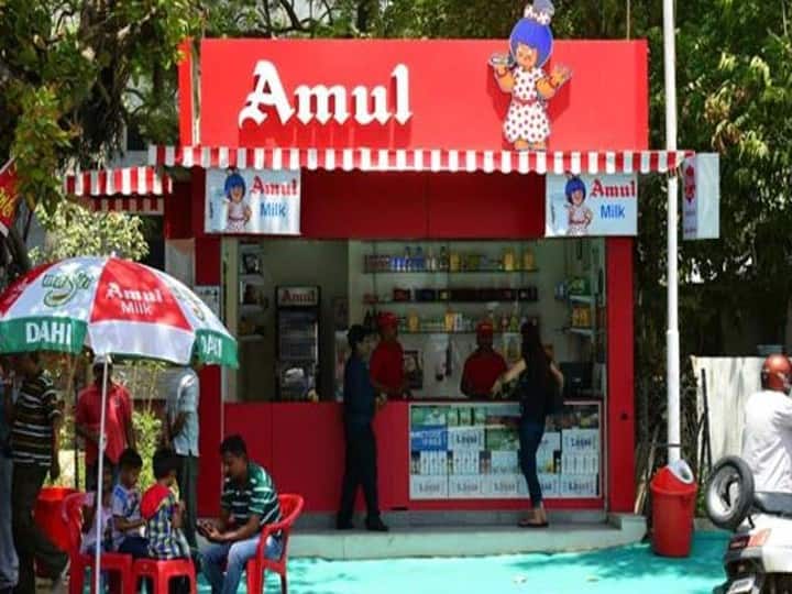 Delhi: Amul hikes milk prices by Rs 2 per liter ahead of festive season ann Delhi News: दिल्ली वालों को महंगाई का झटका, अमूल ने 2 रुपए बढ़ाए दूध के दाम, जानें क्या है नए रेट