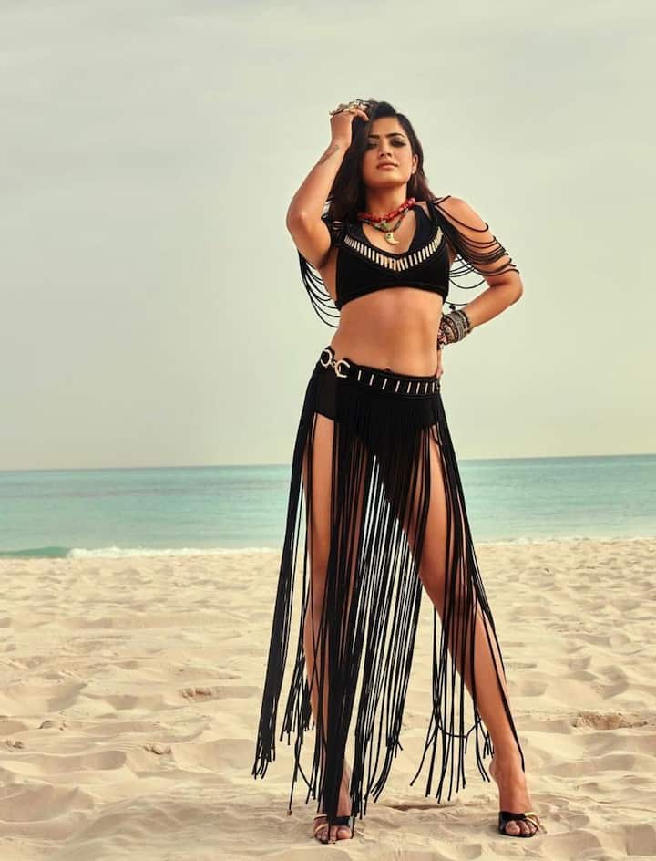 नेशनल क्रश और साउथ सुपरस्टार रश्मिका मंदाना ने हाल ही में एक मैगजीन के लिए लेटेस्ट फोटोशूट कराया है. रश्मिका इन फोटो में बिकिनी में कहर बरपाती हुईं नजर आ रही हैं. इंटरनेट पर रश्मिका मंदाना की ये तस्वीरें तेजी से वायरल हो रही हैं.