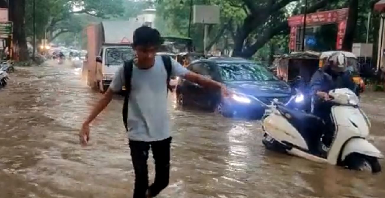 Pune Rain : परतीच्या पावसानं पुण्याला झोडपलं, रस्त्यांना नद्यांचं स्वरुप, वाहतुकीवर परिणाम