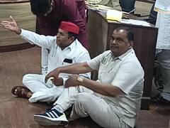 गाजियाबादः मुलायम सिंह यादव के नाम पर हो सड़क, धरने पर बैठे पार्षद, की ये 3 मांग