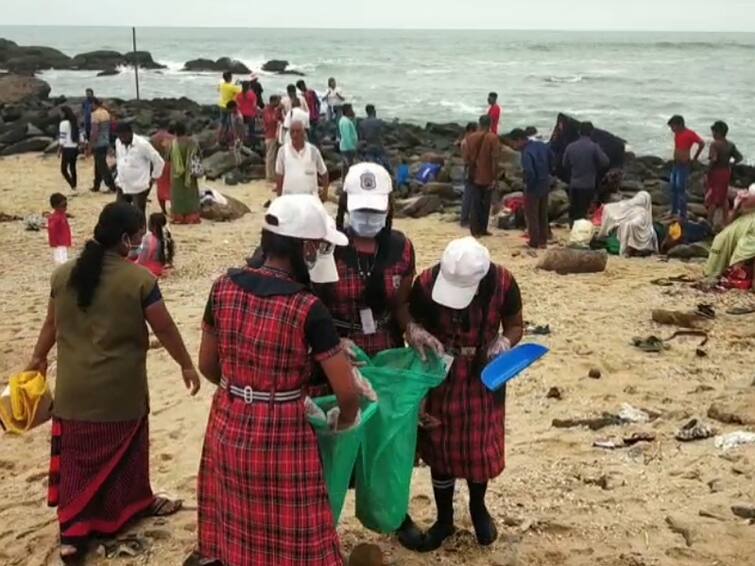 Kanyakumari: College students created awareness among tourists on behalf of World Disaster Prevention Day in Kanyakumari TNN உலக பேரிடர் தடுப்பு தினம் -  குமரி கடற்கரையை சுத்தம் செய்து  விழிப்புணர்வு  ஏற்படுத்திய மாணவிகள்